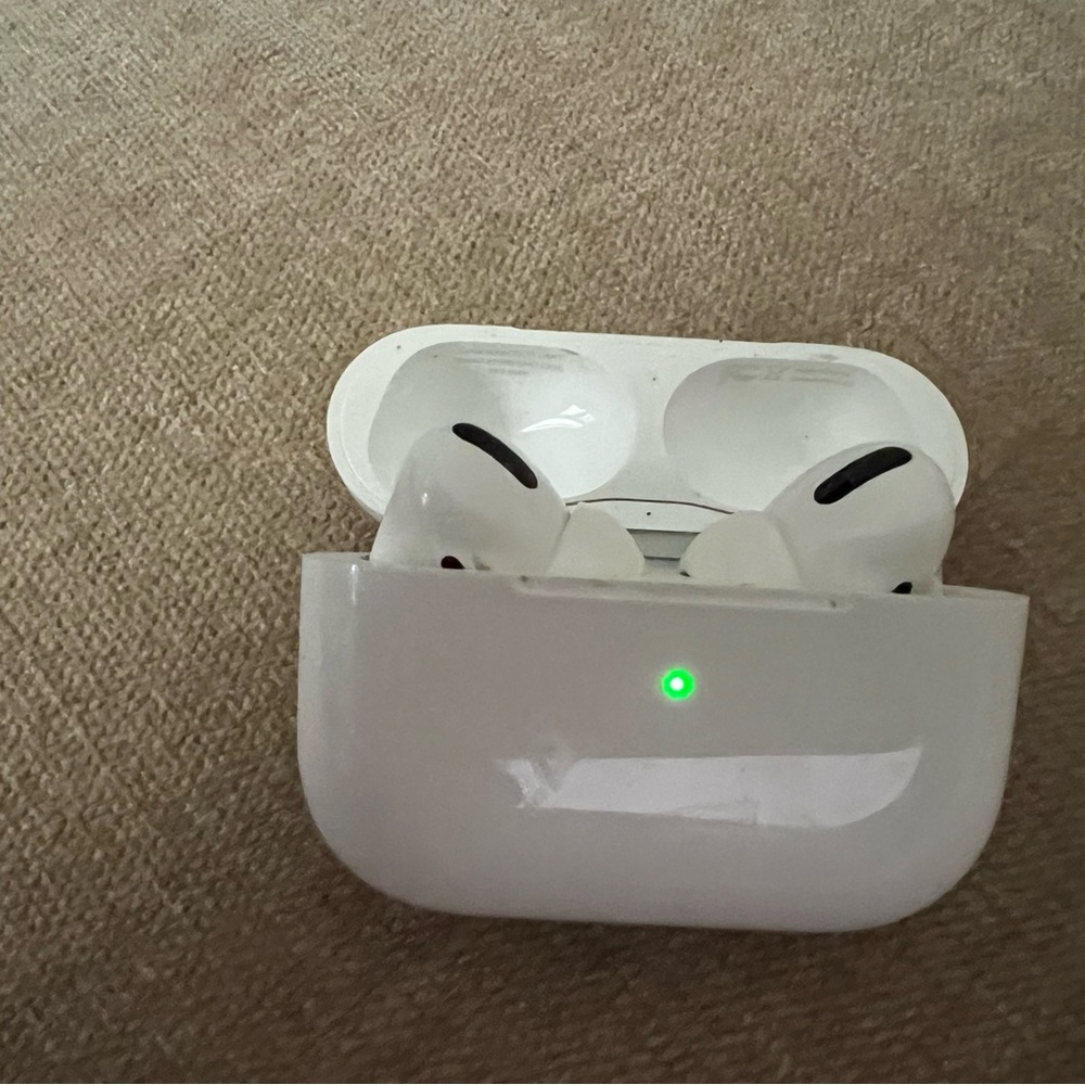 Apple White AirPod Pro Charging Case + Headphones - Picture 1 of 11
